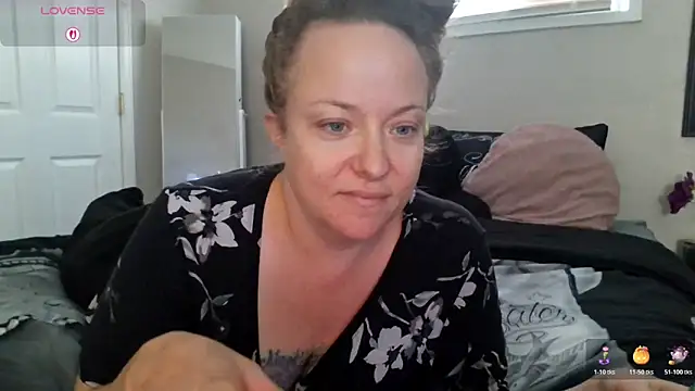 Snapshot of julimonroe chatting on 10/19/25, 04:10 julimonroe online show from 10/19/25, 04:10