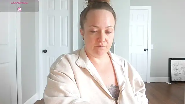 Snapshot of julimonroe chatting on 03/15/26, 05:42 julimonroe online show from 03/15/26, 05:42