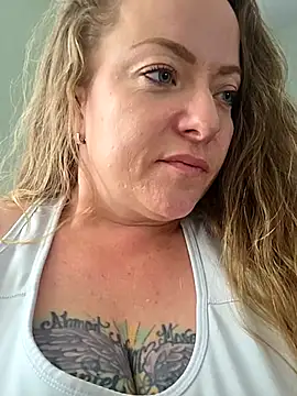 Snapshot of julimonroe chatting on 04/07/26, 04:09 julimonroe online show from 04/07/26, 04:09