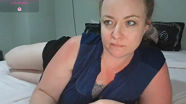 Snapshot of julimonroe chatting on 03/21/26, 03:08 julimonroe online show from 03/21/26, 03:08