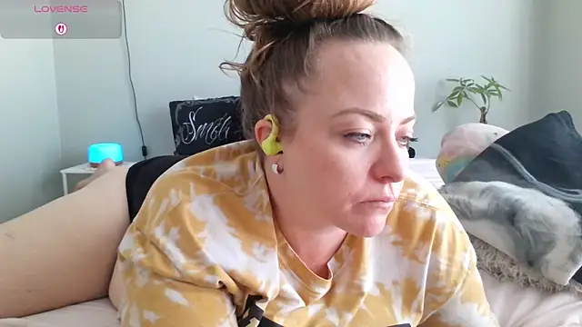 Snapshot of julimonroe chatting on 03/14/26, 10:38 julimonroe online show from 03/14/26, 10:38