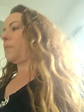 Snapshot of julimonroe chatting on 03/17/26, 02:31 julimonroe online show from 03/17/26, 02:31