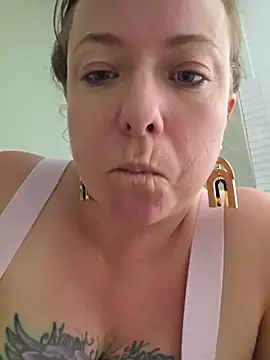 Snapshot of julimonroe chatting on 06/19/26, 04:07 julimonroe online show from 06/19/26, 04:07