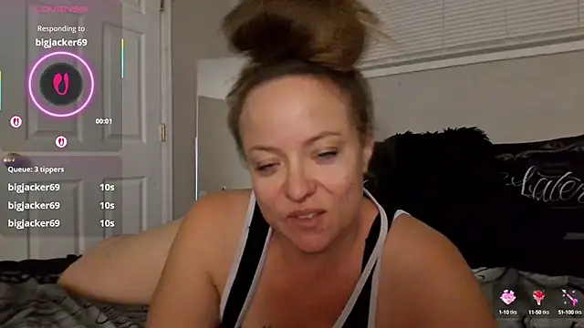 Snapshot of julimonroe chatting on 10/01/25, 02:06 julimonroe online show from 10/01/25, 02:06