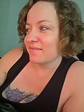 Snapshot of julimonroe chatting on 04/29/26, 02:10 julimonroe online show from 04/29/26, 02:10