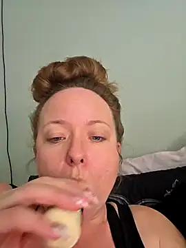 Snapshot of julimonroe chatting on 04/11/26, 07:39 julimonroe online show from 04/11/26, 07:39