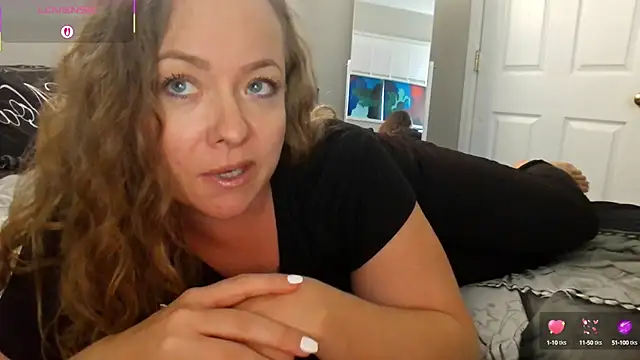 Snapshot of julimonroe chatting on 09/12/25, 03:12 julimonroe online show from 09/12/25, 03:12