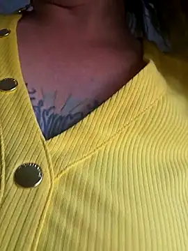 Snapshot of julimonroe chatting on 04/06/26, 12:17 julimonroe online show from 04/06/26, 12:17