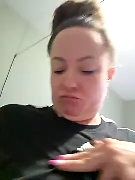 Snapshot of julimonroe chatting on 03/22/26, 10:22 julimonroe online show from 03/22/26, 10:22