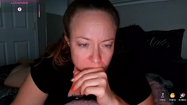 Snapshot of julimonroe chatting on 10/08/25, 03:08 julimonroe online show from 10/08/25, 03:08