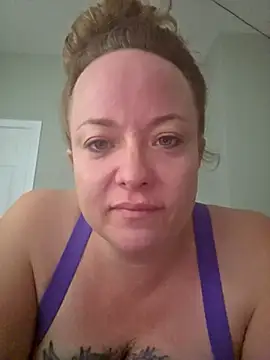 Snapshot of julimonroe chatting on 04/14/26, 11:37 julimonroe online show from 04/14/26, 11:37