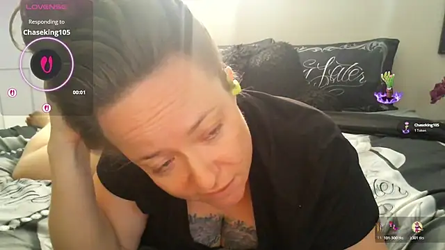 Snapshot of julimonroe chatting on 10/17/25, 03:03 julimonroe online show from 10/17/25, 03:03