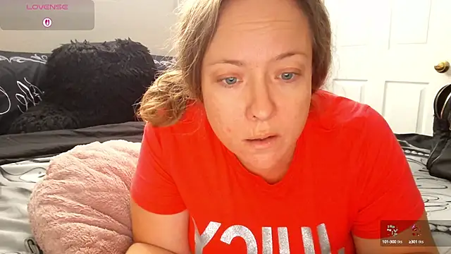 Snapshot of julimonroe chatting on 09/16/25, 03:02 julimonroe online show from 09/16/25, 03:02