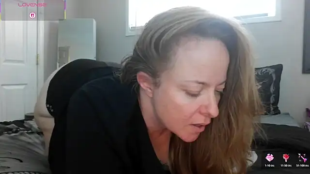 julimonroe online show from 11/11/25, 04:13