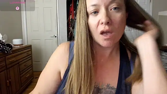 Snapshot of julimonroe chatting on 10/04/25, 04:03 julimonroe online show from 10/04/25, 04:03