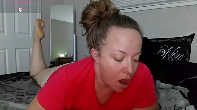 Snapshot of julimonroe chatting on 10/14/25, 03:40 julimonroe online show from 10/14/25, 03:40