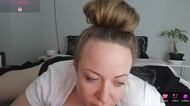 Snapshot of julimonroe chatting on 04/01/26, 03:08 julimonroe online show from 04/01/26, 03:08