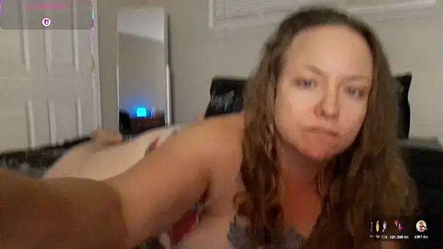 Snapshot of julimonroe chatting on 10/19/25, 01:30 julimonroe online show from 10/19/25, 01:30