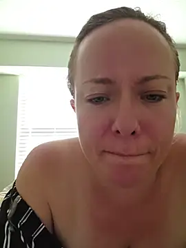 Snapshot of julimonroe chatting on 07/15/26, 01:51 julimonroe online show from 07/15/26, 01:51