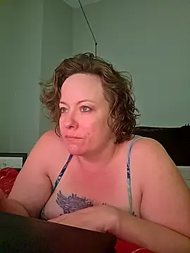 Snapshot of julimonroe chatting on 04/22/26, 02:51 julimonroe online show from 04/22/26, 02:51