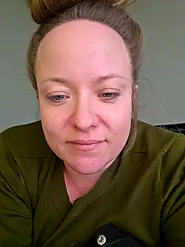 Snapshot of julimonroe chatting on 04/15/26, 12:05 julimonroe online show from 04/15/26, 12:05