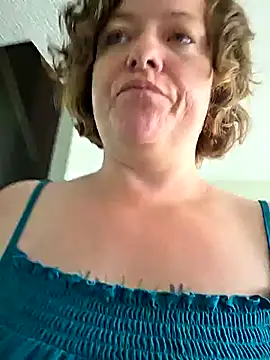 Snapshot of julimonroe chatting on 05/11/26, 04:04 julimonroe online show from 05/11/26, 04:04