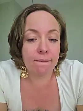 Snapshot of julimonroe chatting on 06/21/26, 03:23 julimonroe online show from 06/21/26, 03:23