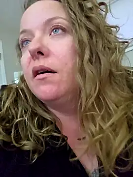 Snapshot of julimonroe chatting on 03/12/25, 01:03 julimonroe online show from 03/12/25, 01:03