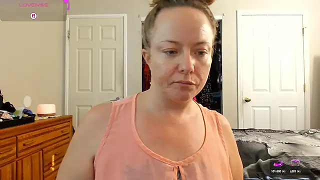 Snapshot of julimonroe chatting on 09/23/25, 02:57 julimonroe online show from 09/23/25, 02:57