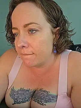 Snapshot of julimonroe chatting on 05/17/26, 12:32 julimonroe online show from 05/17/26, 12:32