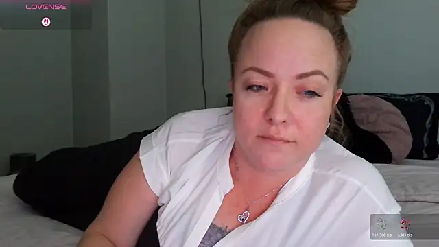 Snapshot of julimonroe chatting on 03/19/26, 08:42 julimonroe online show from 03/19/26, 08:42