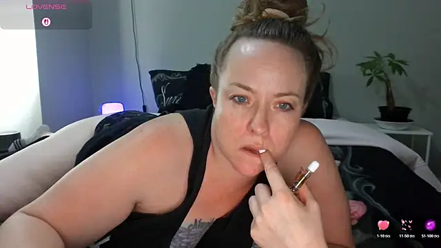 Snapshot of julimonroe chatting on 03/08/26, 02:48 julimonroe online show from 03/08/26, 02:48