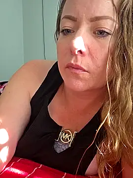 Snapshot of julimonroe chatting on 04/21/26, 02:45 julimonroe online show from 04/21/26, 02:45