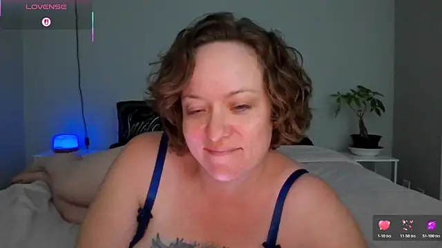 Snapshot of julimonroe chatting on 04/27/26, 03:04 julimonroe online show from 04/27/26, 03:04