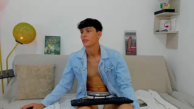 Snapshot of logan_thomas chatting on 10/26/25, 02:17 logan thomas online show from 10/26/25, 02:17