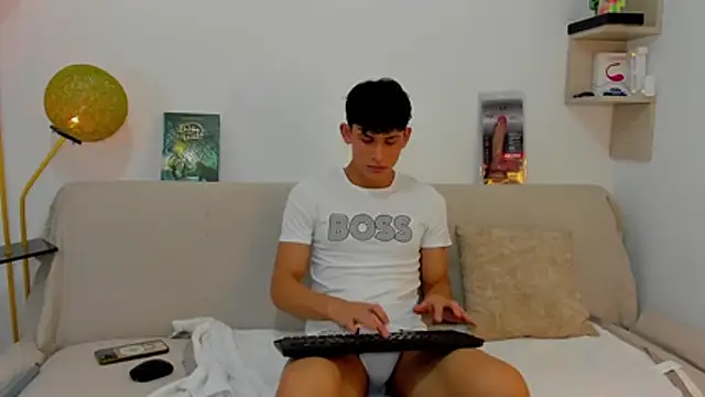 Snapshot of logan_thomas chatting on 10/28/25, 02:05 logan thomas online show from 10/28/25, 02:05