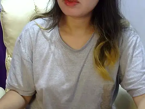    zurIII09  online show from 10/10/25, 10:05