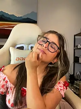 Snapshot of Stormiie777 chatting on 01/04/25, 05:16 Stormiie777 online show from 01/04/25, 05:16