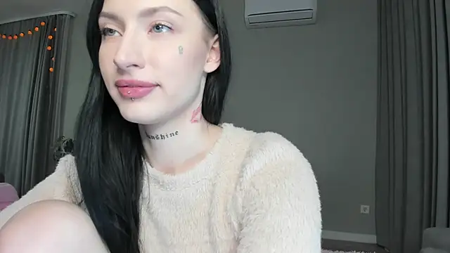 Snapshot of JenniferQueen11 chatting on 10/28/25, 07:46 JenniferQueen11 online show from 10/28/25, 07:46