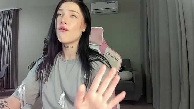 JenniferQueen11 online show from 02/18/25, 04:14