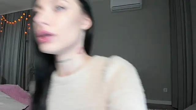 Snapshot of JenniferQueen11 chatting on 10/24/25, 01:10 JenniferQueen11 online show from 10/24/25, 01:10