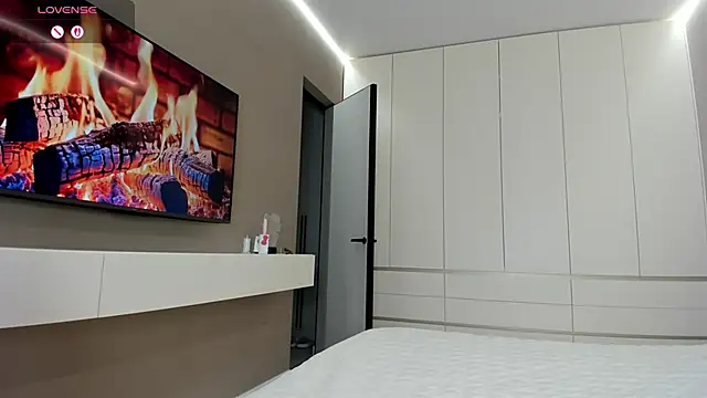 JenniferQueen11 online show from 04/12/26, 09:23