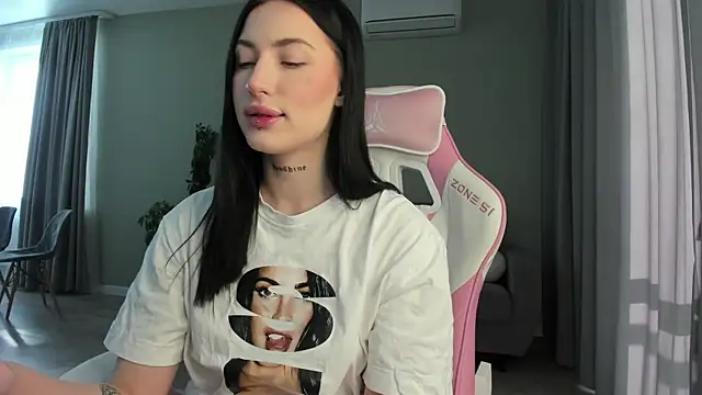 JenniferQueen11 online show from 02/19/25, 08:22