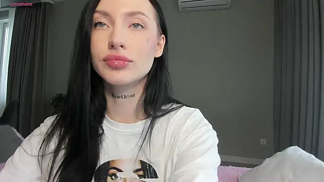 JenniferQueen11 online show from 09/28/25, 10:00