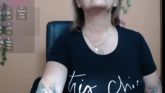Snapshot of Hellensextits chatting on 09/30/25, 03:34 Hellensextits online show from 09/30/25, 03:34