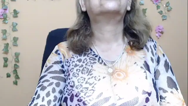 Snapshot of Hellensextits chatting on 01/12/25, 10:45 Hellensextits online show from 01/12/25, 10:45