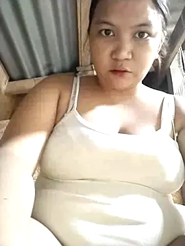 Snapshot of milkytitsmom4u chatting on 02/26/26, 04:51 milkytitsmom4u online show from 02/26/26, 04:51