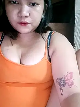 Snapshot of milkytitsmom4u chatting on 09/20/25, 04:01 milkytitsmom4u online show from 09/20/25, 04:01