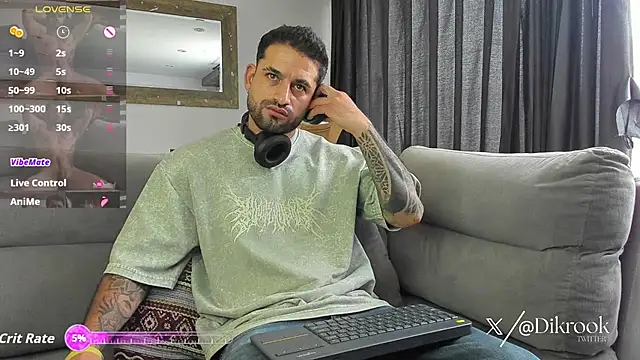 Snapshot of Davevilboy chatting on 10/21/25, 12:48 Davevilboy online show from 10/21/25, 12:48