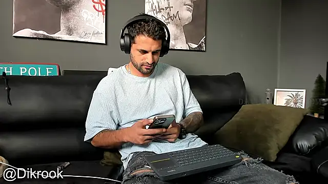 Snapshot of Davevilboy chatting on 12/02/24, 04:59 Davevilboy online show from 12/02/24, 04:59